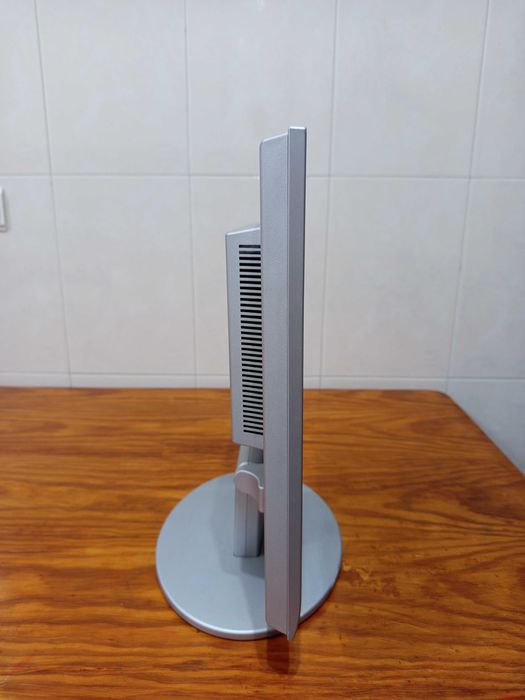 Ecrã 17 polegadas com colunas64553328607235123