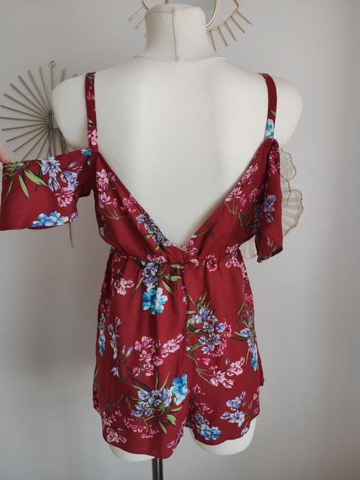 Czerwony kombinezon w kwiaty floral odkryte ramiona