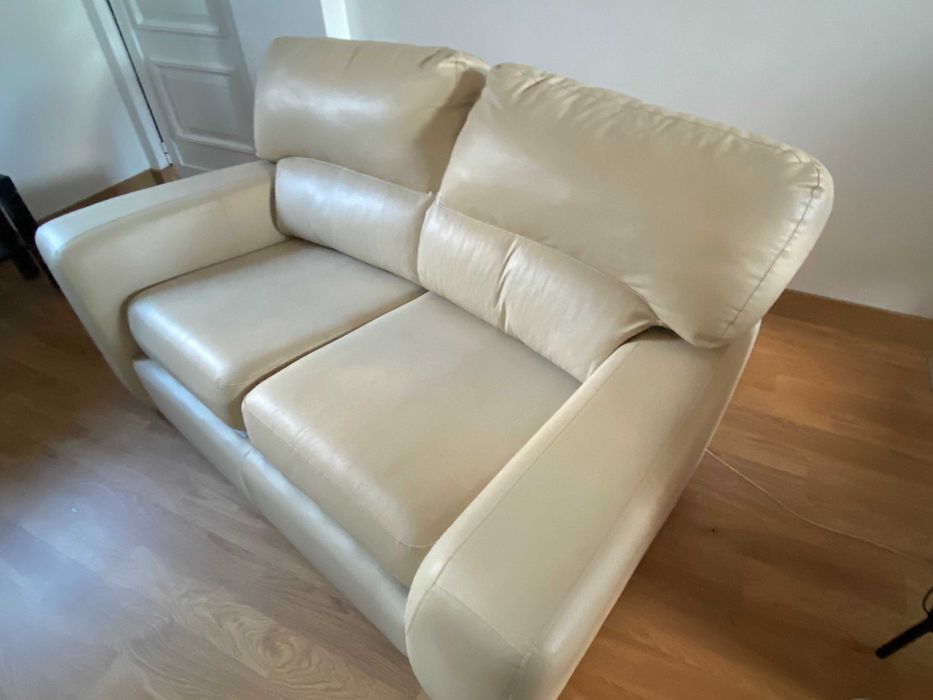 Sofá de 2 lugares em pele do ikea em bom estado conservação.