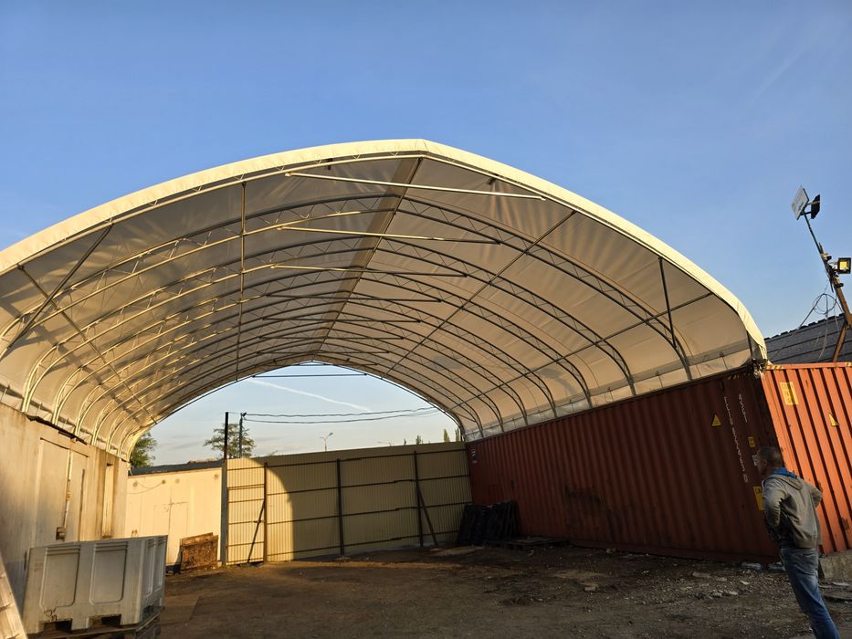 Zadaszenie kontenerów morskich.