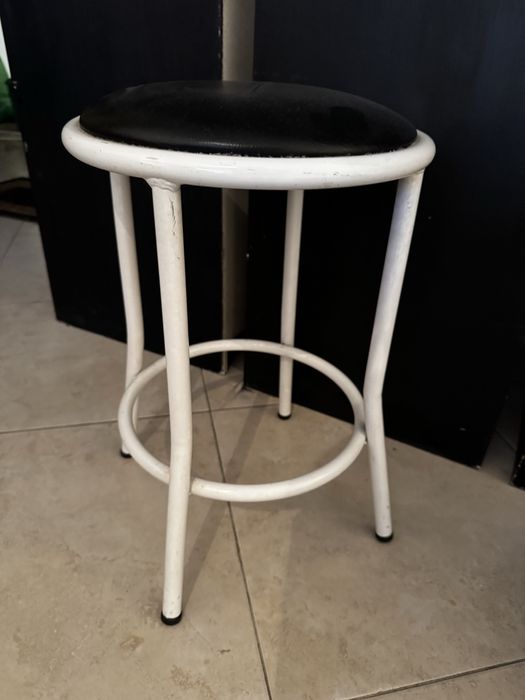 Banco com assento almofadado