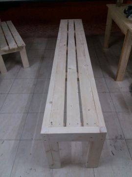 Bancos corridos muito robusto e rústicos.