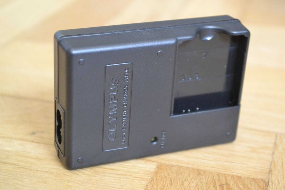 Ładowarka OLYMPUS Li50C do wielu aparatów cyfrowych z baterią LI50B