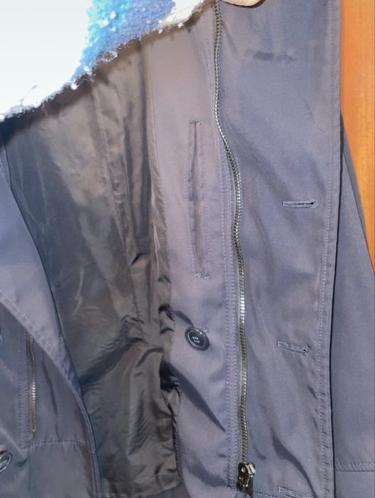 Casaco masculino com fecho duplo.