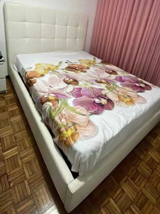 Cama estofada em branco tipo pele