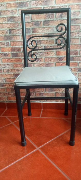 Conjunto artesanal em ferro – 6 cadeiras + 1 cadeirão/banco com almofadas