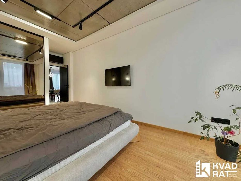 Продаж 2-кімнатної квартири з великою кухнею-студією