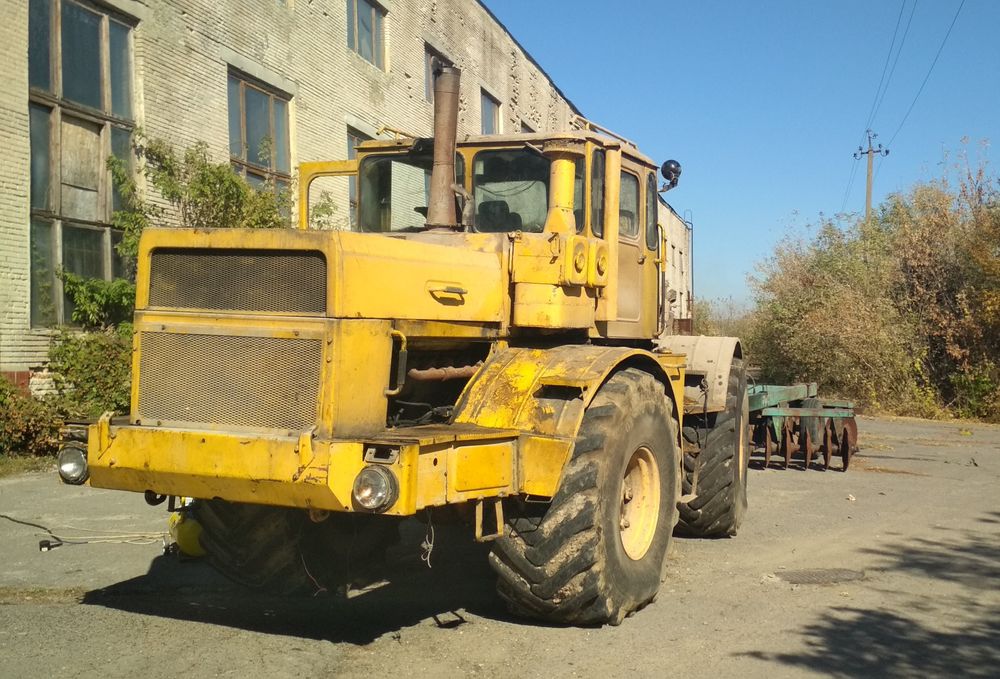 Кіровець К-700 в робочому стані, є запчастини, також є плуг, дискова
