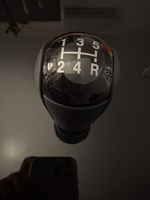 Manete de mudanças Ford com pequeno defeito de origem.