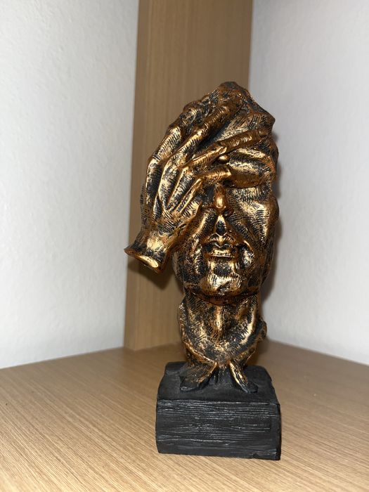 Estatuetas em tom bronze