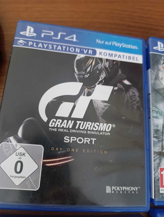 PS4 500GB, 2 Pady, 4 gry.
