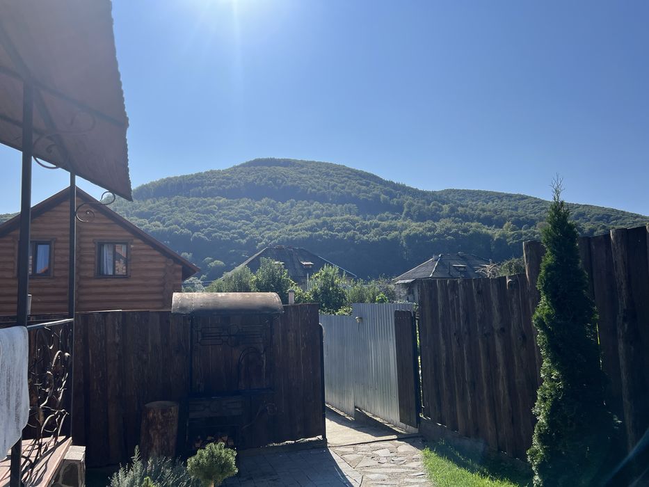 Здають деревʼяні двоповерхові будинки з кухнею