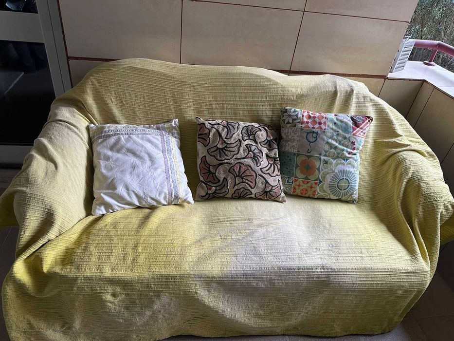 Sofá três lugares com coberta e três almofadas