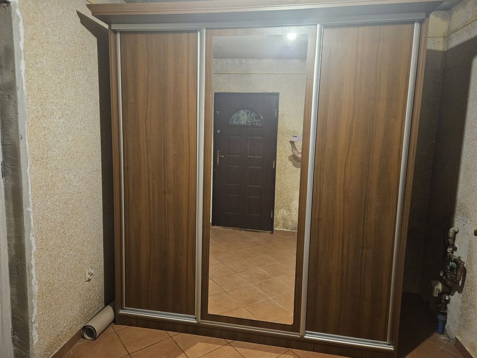 Solidna szafa z przesuwnymi drzwiami  stan bardzo dobrym