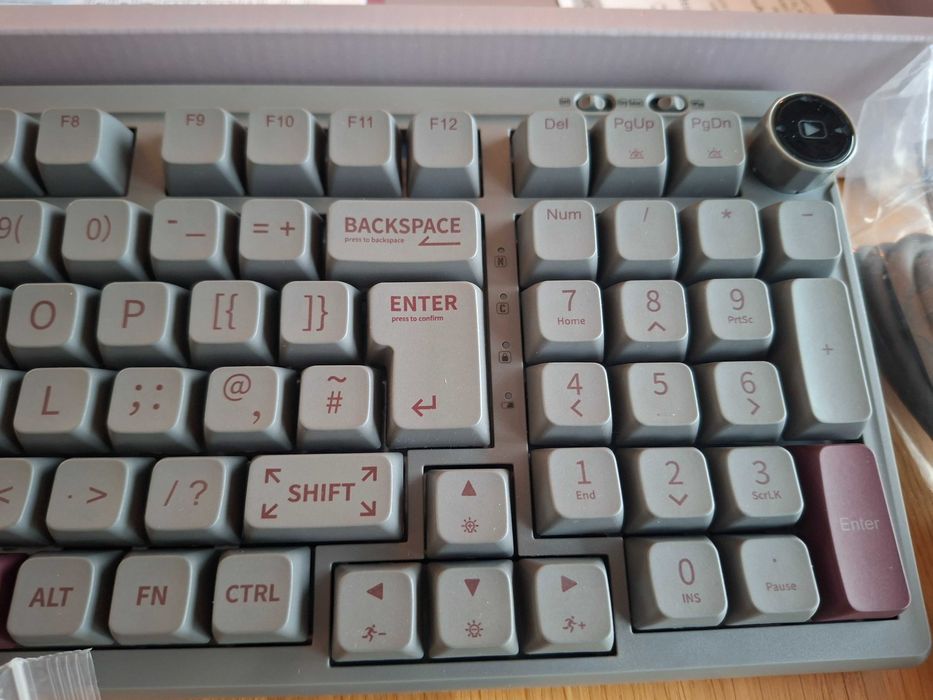 Epomaker RT100–Mechaniczna Klawiatura Gamingowa 97 klawiszy|RGB|MiniTV