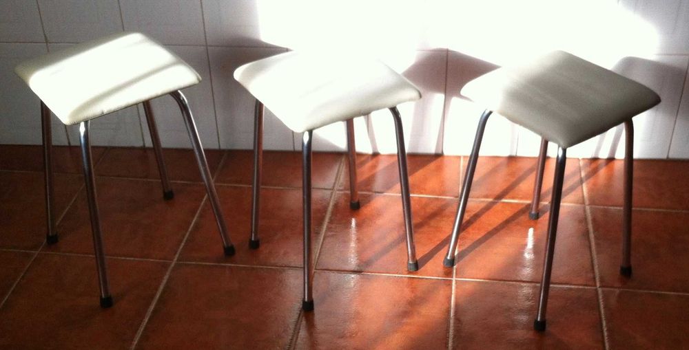 3 bancos com pés cromados