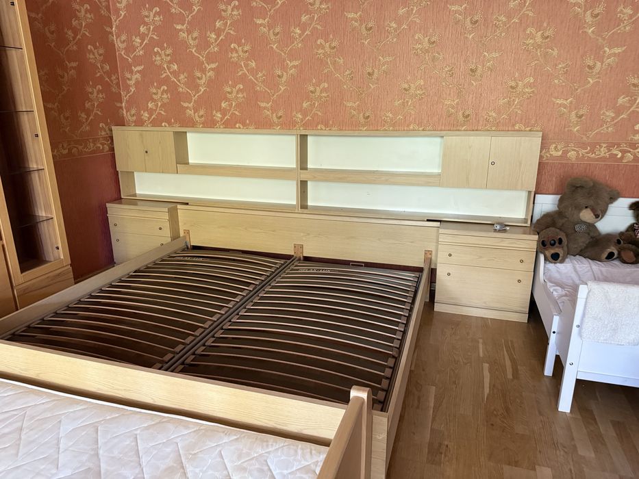 Ліжко і стінка.