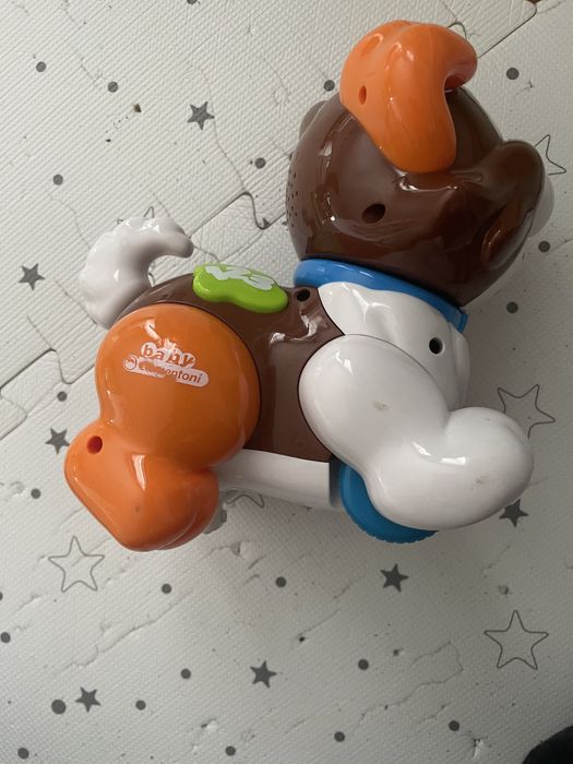 Clementoni piesek interaktywny.