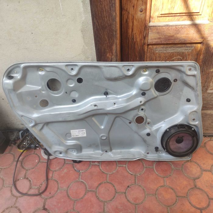 Направляюча моторчик склопідіймача лівий передній PASSAT B5