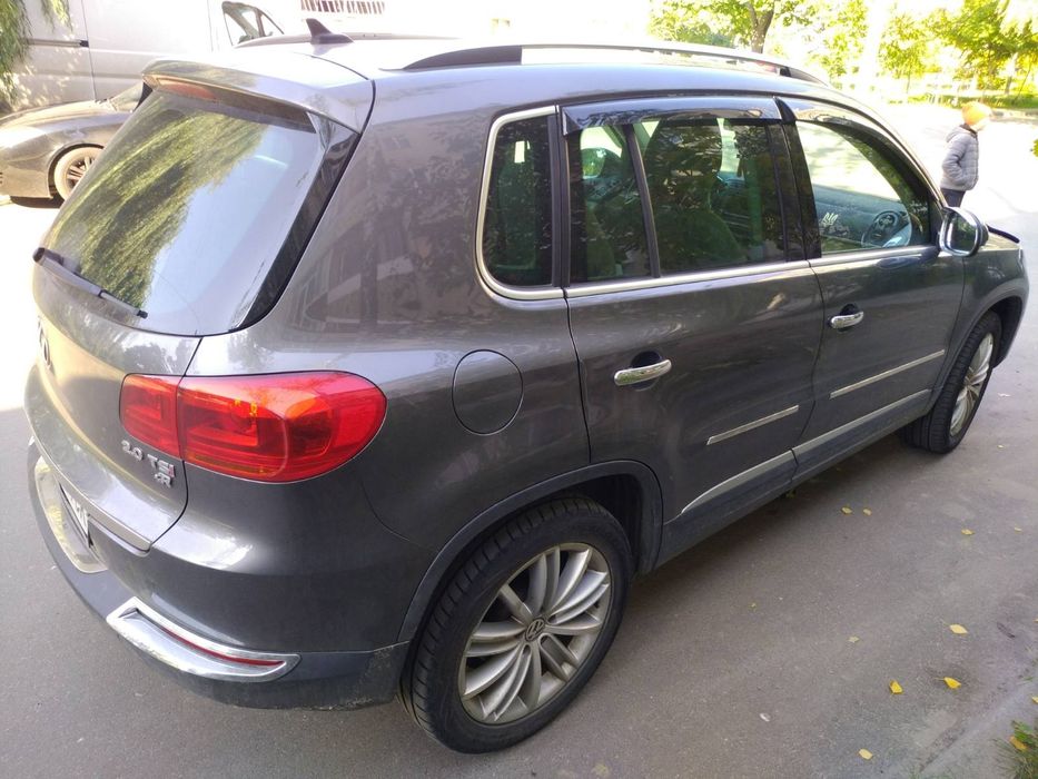 Автототранспорт Фольксваген-Тигуан серебристо серого цвета