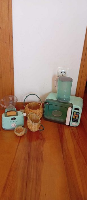 Casinha de bonecas e cozinha de madeira