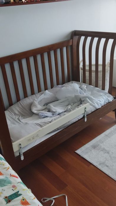 Berço/Cama de Bebé em Madeira Clássica (Excelente Estado, Com Níveis e Colchão)