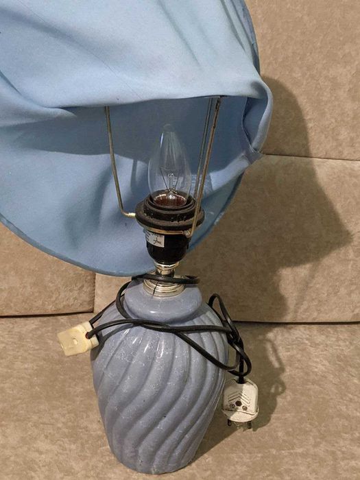 Прикроватна лампа та настільна лампа