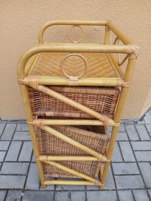 Etażerka rattanowo-bambusowa .