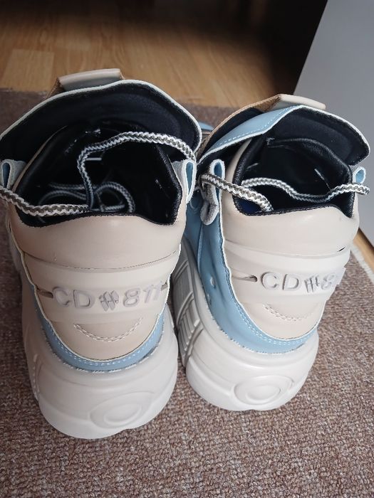 Продам стильні кросівки