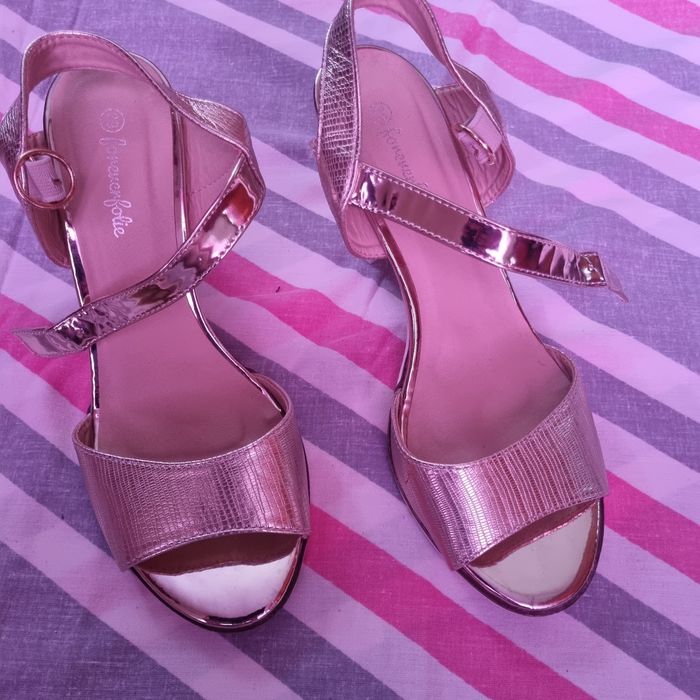 Яскраві босоніжки