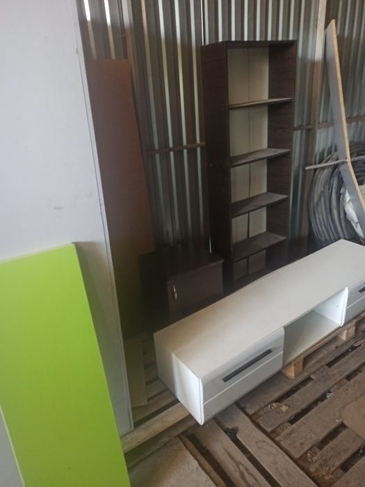 Полички та стілець
