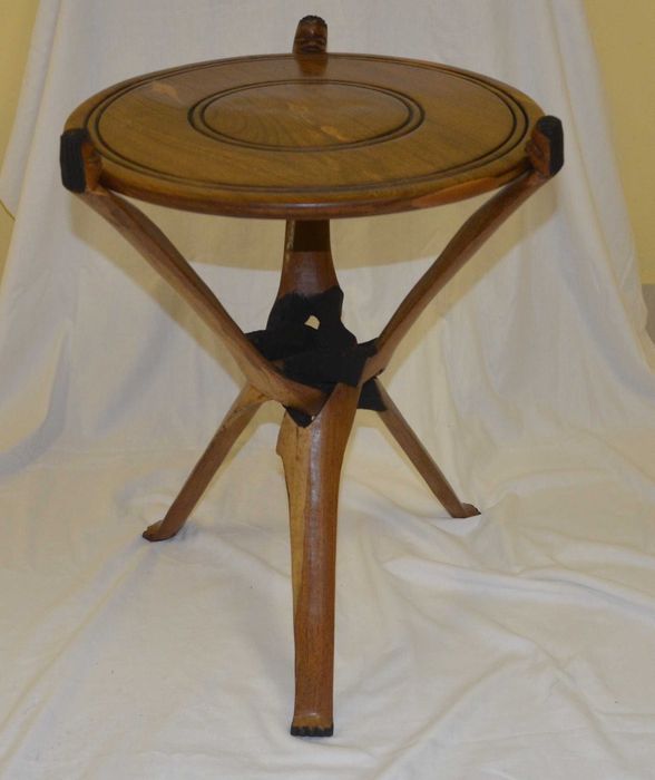 Mesa artesanal em madeira, feita no Malawi