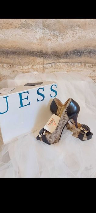 Rewelacyjne sandałki z monogramem o wyjątkowym design Marki GUESS