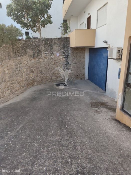 Quarteira – Armazém com possibilidade de loja adicional