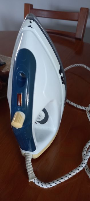 Ferro de engomar a vapor Worten