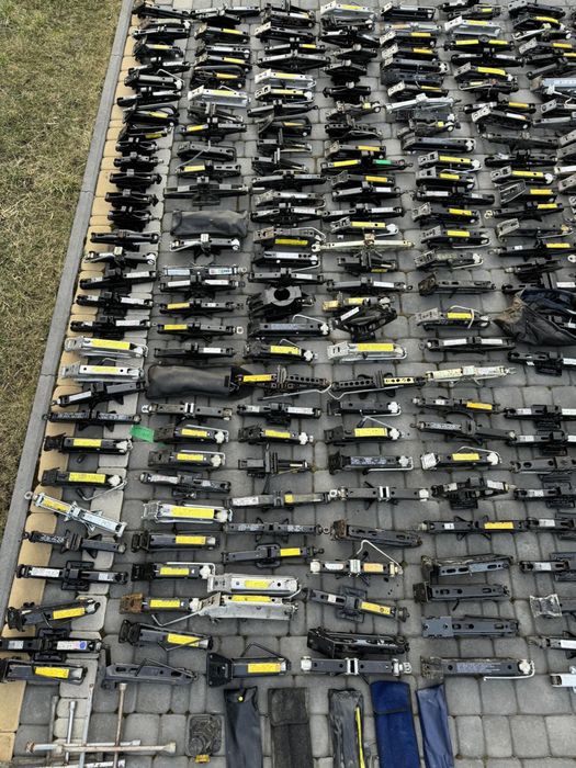 Домкрати оригінальні для автомобілів VW Fiat Skoda Toyota Renault інші