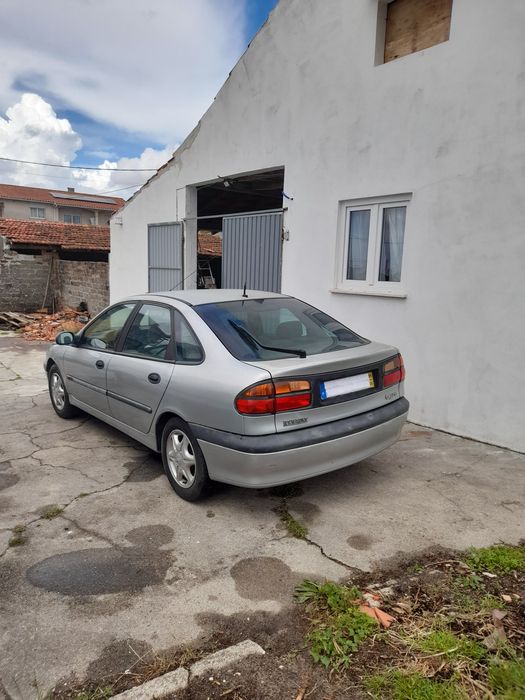Vendo automóvel presente na foto