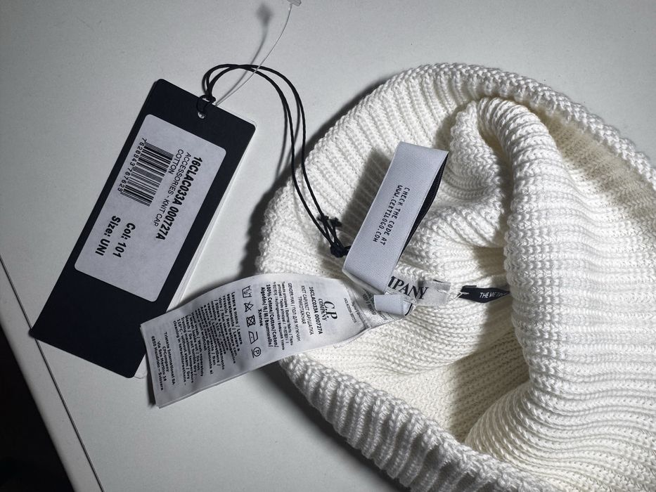 Продам шапку білу C.P Company нова оригінал