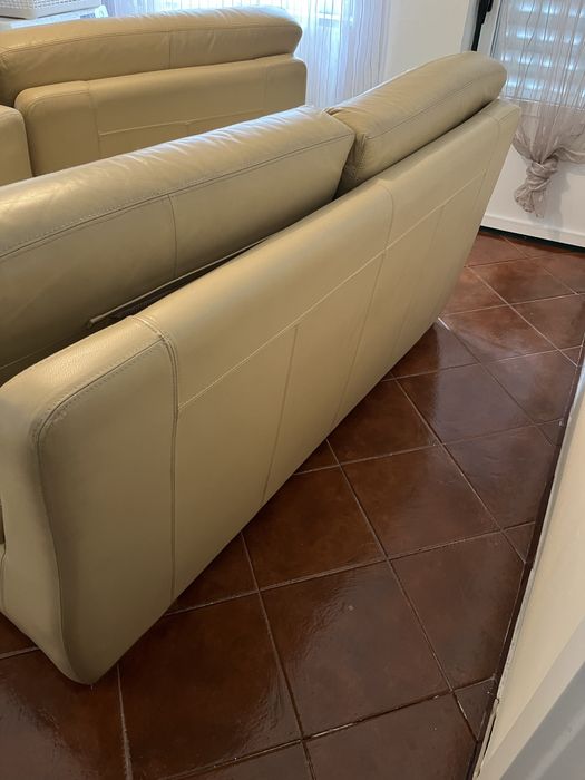 Conjunto de sofás em pele genuina