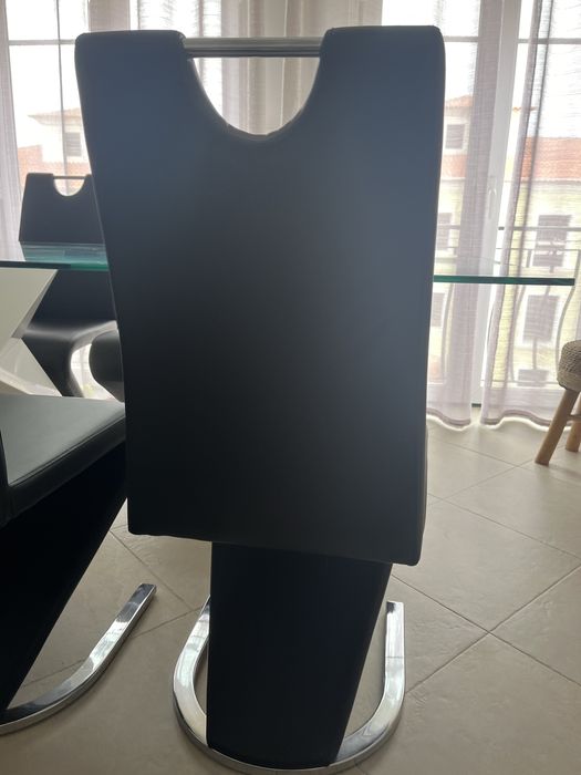 Mesa de jantar e cadeiras