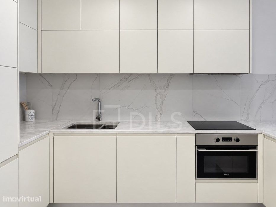 Apartamento T1, mobilado, com terraço e 1 lugar de estacionamento