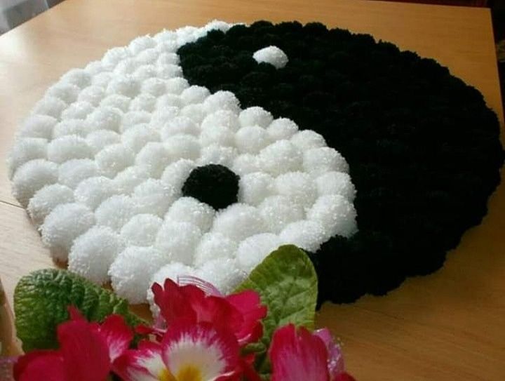 Коврик ,,Инь-Янь,, из помпонов