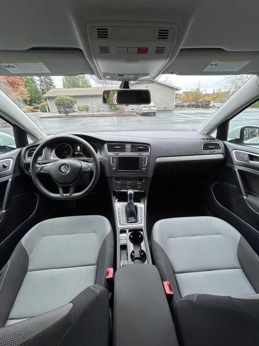 Volkswagen e-Golf SE      2016
