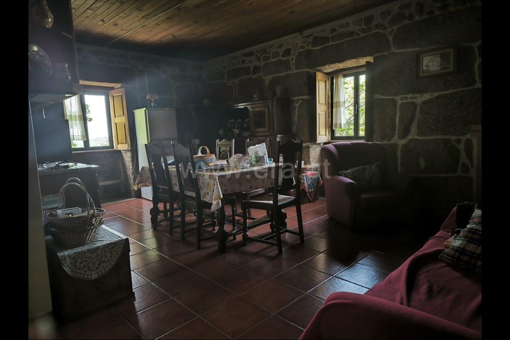 Quinta Rústica Habitável com 4 Hectares + Equipamento Agrícola.

Apres