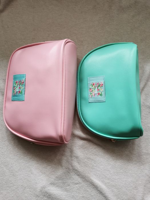 Kosmetyczka 2 szt. Avon Nowe.