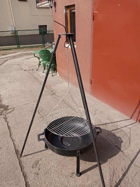 Grill ogrodowy trójnóg z paleniskiem i rusztem