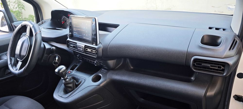 Carrinha Peugeot Partner como nova, pouco  usada,semi nova, longa, caixa estufada