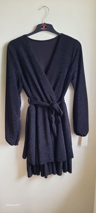 Koktajlowa sukienka z kopertowym dekoltem mini z falbankami