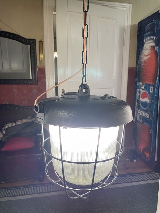 Industrialna lampa żeliwna