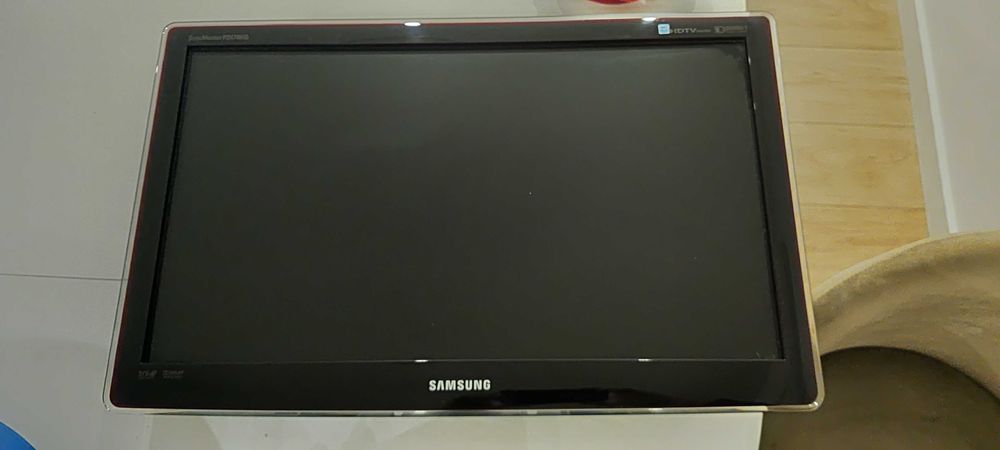 TV Samsung 24 Polegadas c suporte de parede e Pé Funcional